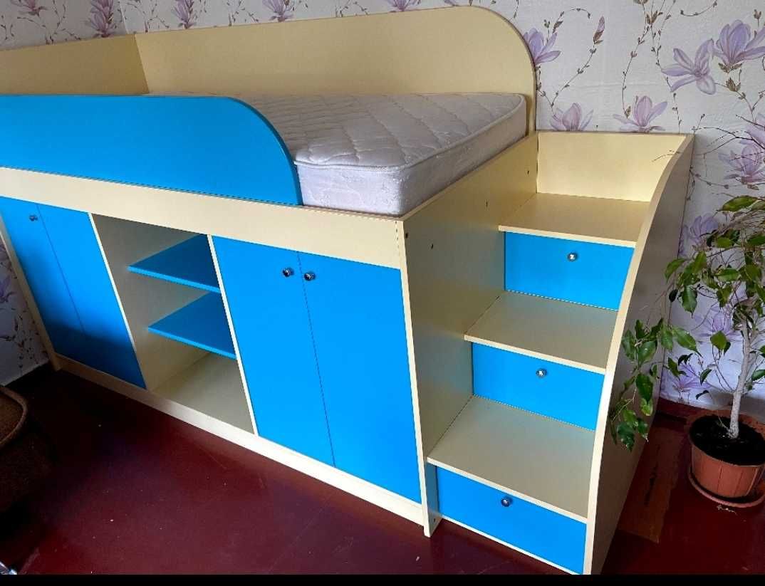Продаємо ліжко з ортопедичним матрацом та шафою