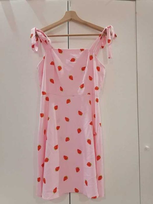 Vestido rosa de laços com moranguinhos