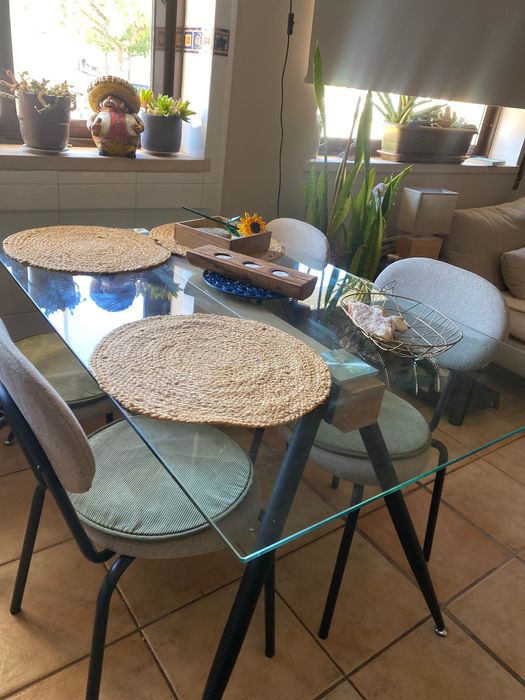 Mesa de vidro e cadeiras