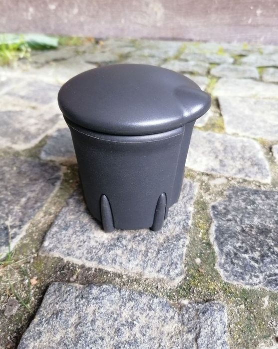 Продам оригінальну попільничку меган 2,сценік 2, меган 3, сценік 3 
По