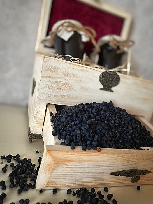 Білі гриби та ягоди