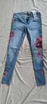 Jeansy Guess w kwiaty