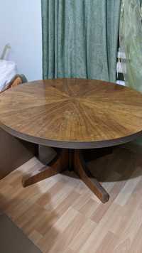 Дерев'яний круглий стіл