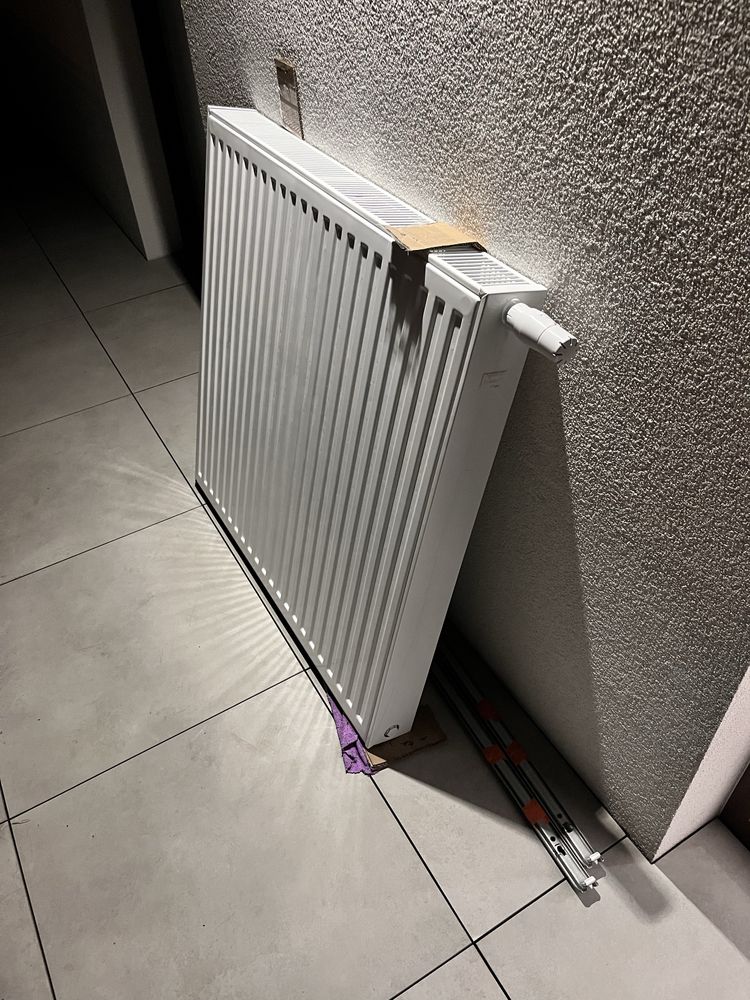 Grzejnik 90x90x10 z prowadnicami, termostatem i zaworem.