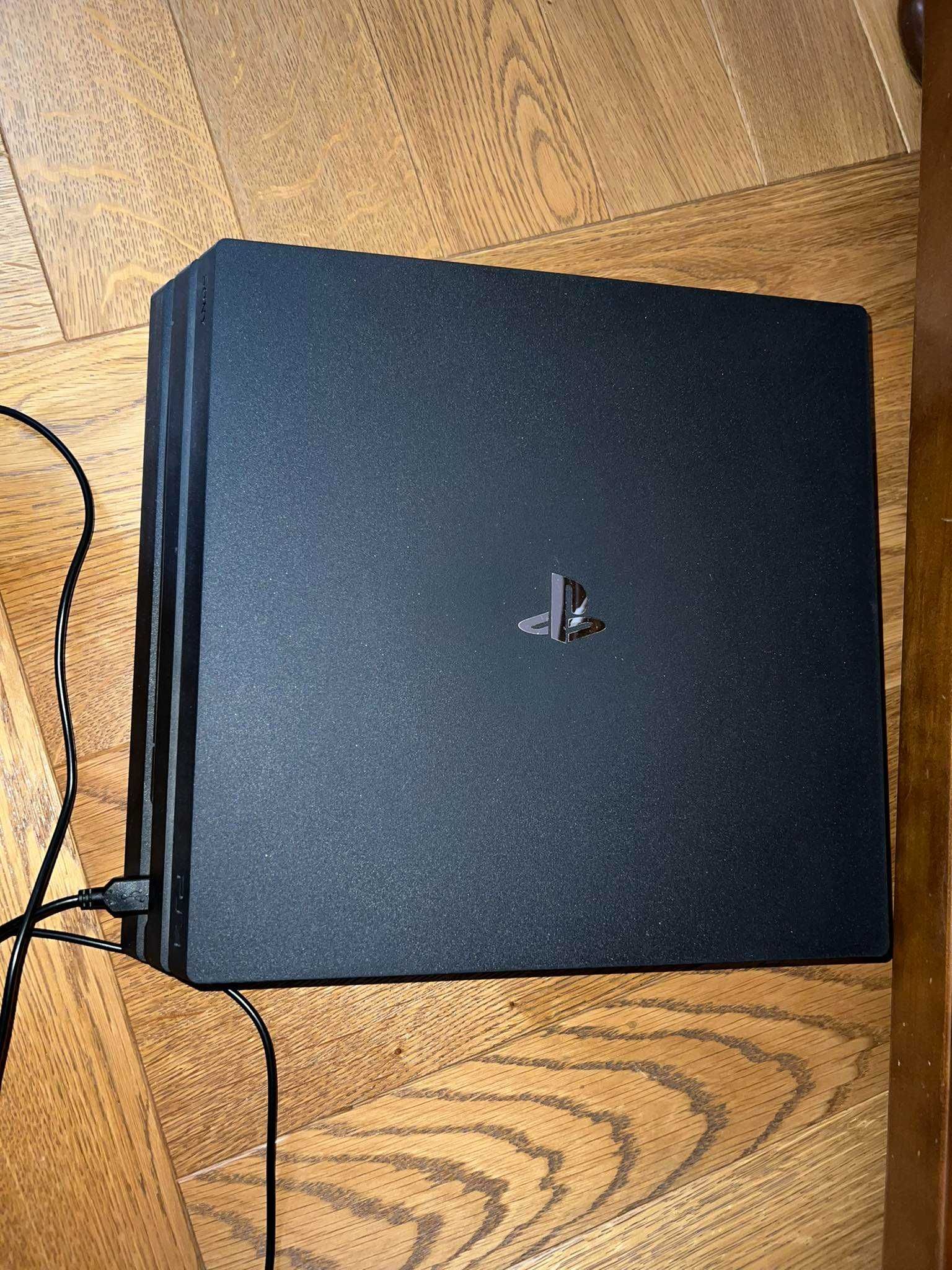 PS4 pro + 2 pady + 4 gry 1TB