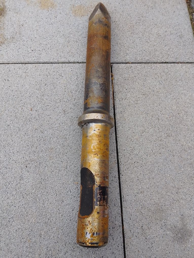 Grot młota hydraulicznego koparka