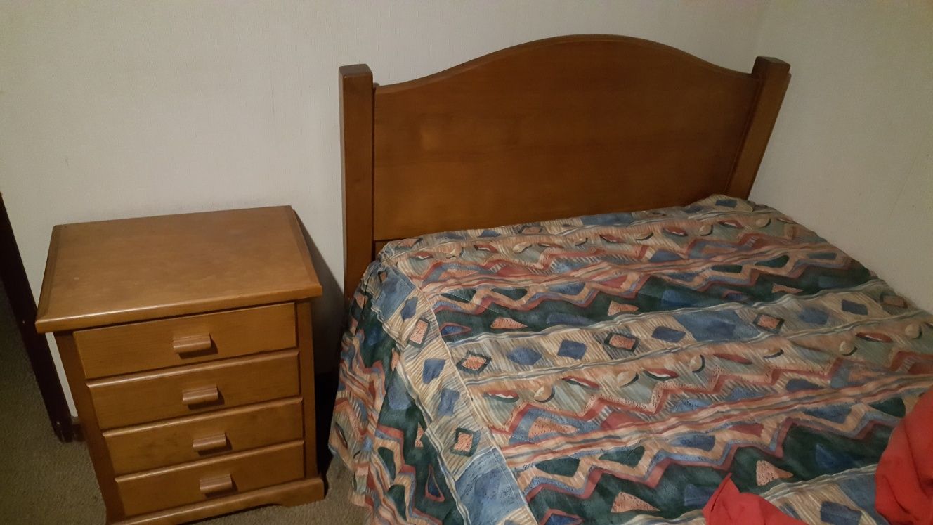 Cama de solteiro e mesa de cabeceira