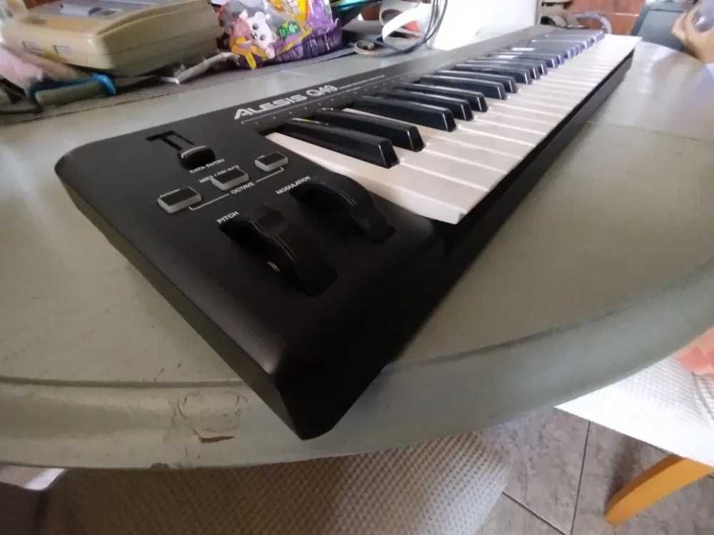 Teclado MIDI Alesis Q49