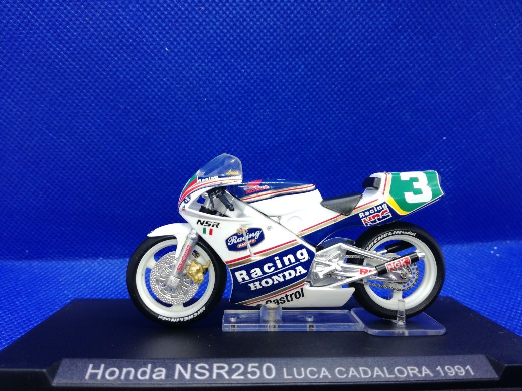 N. 102 Miniaturas Moto GP escala 1/24 estado novo 8 modelos