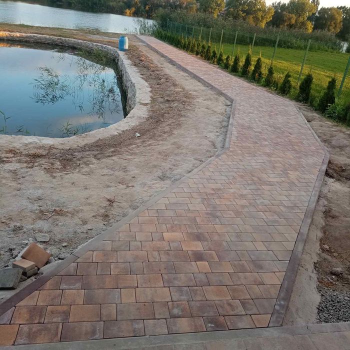 Укладання тротуарної бруківки