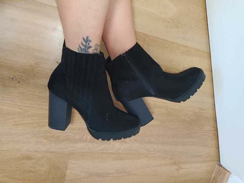 Czarne botki na obcasie Primark