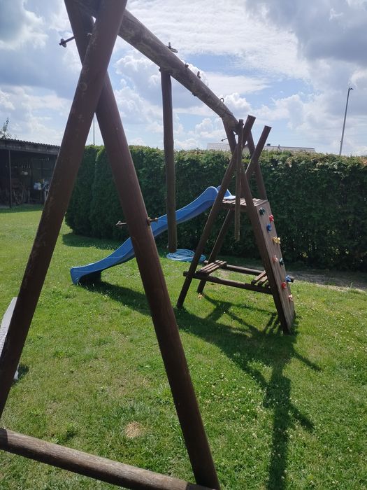 Plac zabaw ślizgawka huśtawka wspinaczka