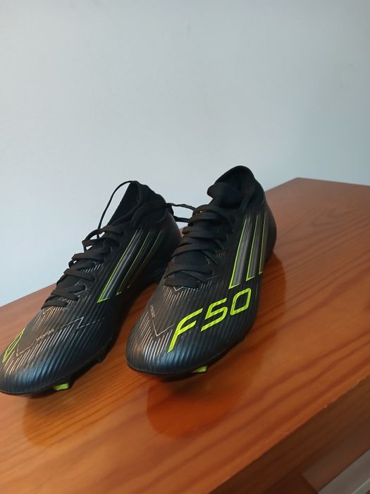 Chuteiras futebol F50 preta e amarela