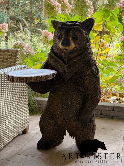Ręcznie rzeźbiony niedźwiedź z drewna – dekoracja / stolik / unikat