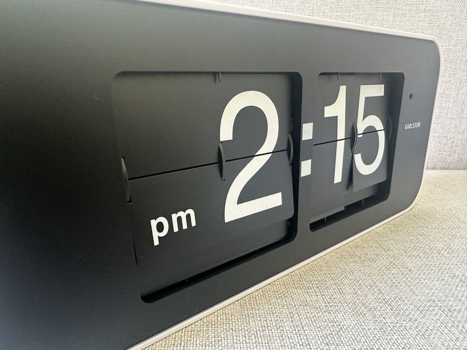 Karlsson Wide Flip - klapkowiec, zegar retro