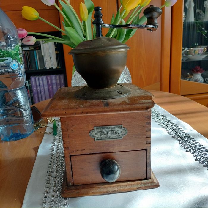 Piękny stary młynek do kawy PeDe