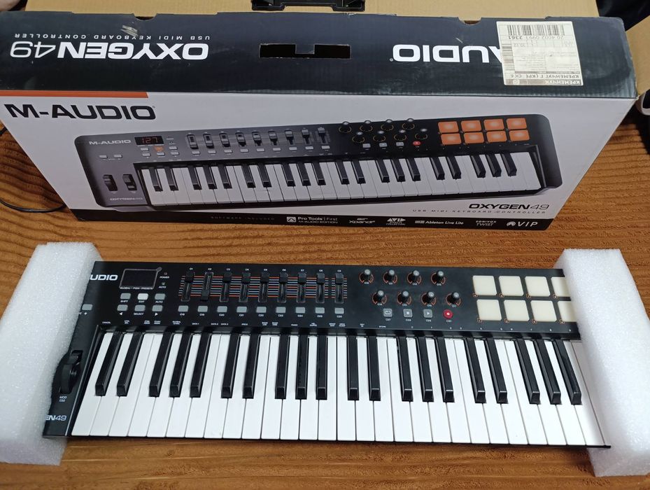 Синтезатор музичний