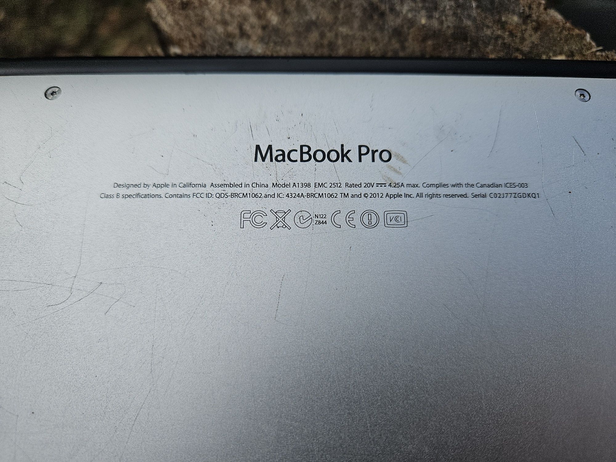 Apple MacBook A1398 uszkodzony, oryginalna ładowarka