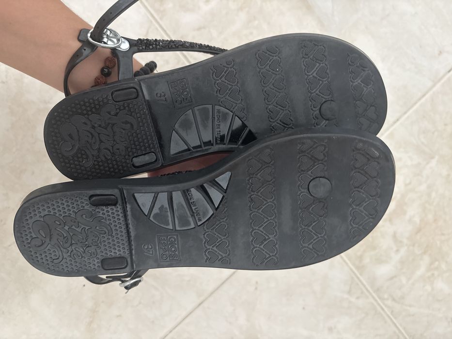 Sandalias pretas nunca usadas