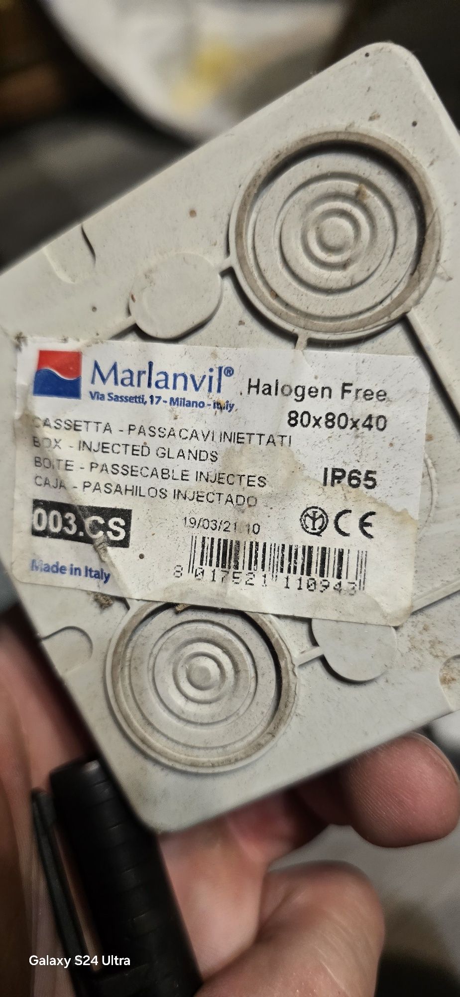 Zestaw sześciu puszek natynkowych  elektrycznych o różnych rozmiarach