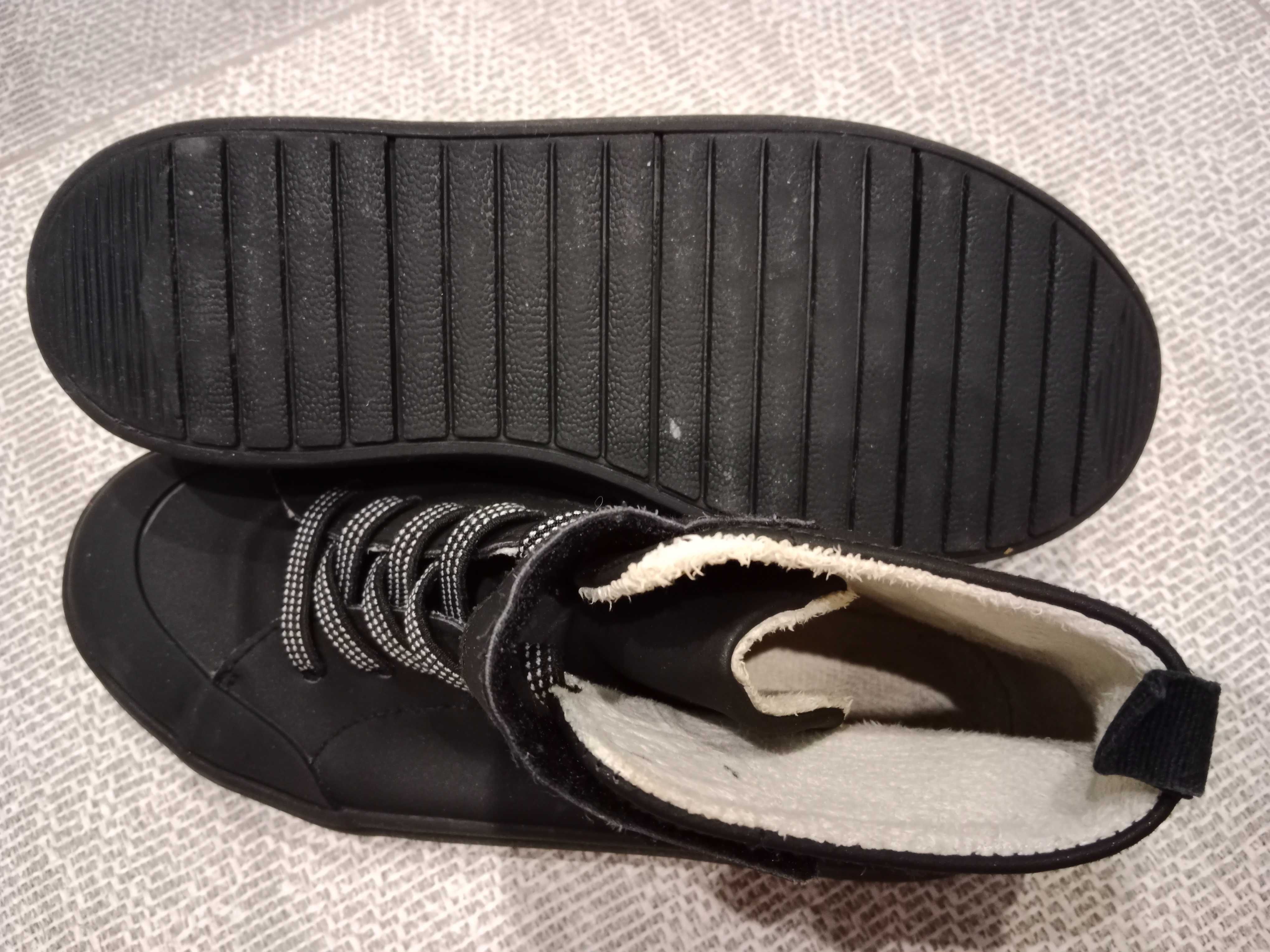 Buty trzewiki wysokie zimowe przejściowe czarne trampki HM r. 33