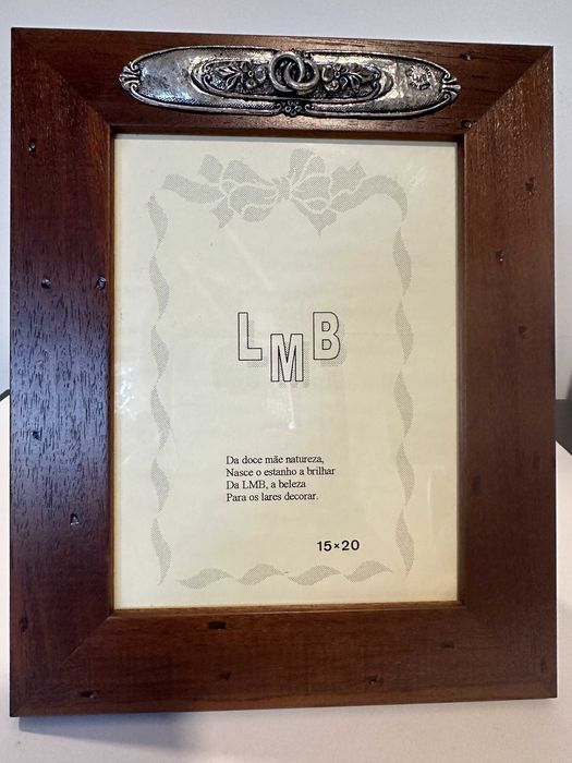 Moldura bodas de prata, em madeira, com aplicações em estanho.