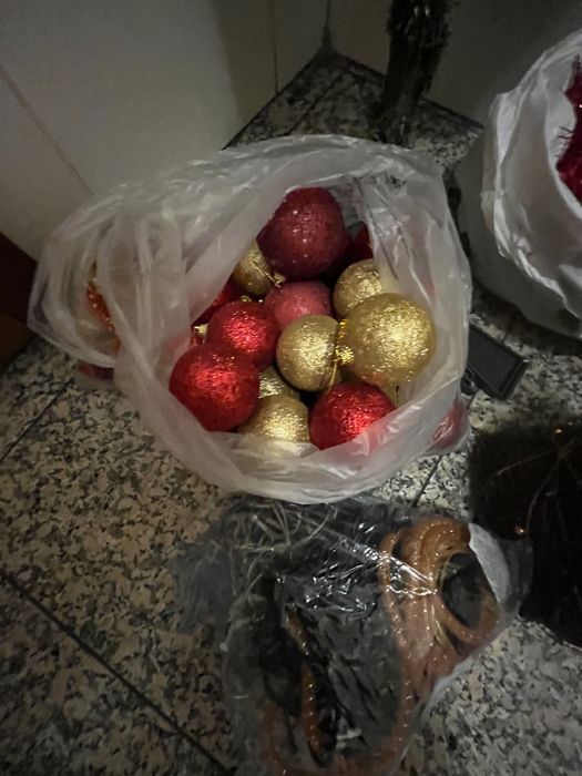 Árvore de Natal com luzes, bolas e fitas