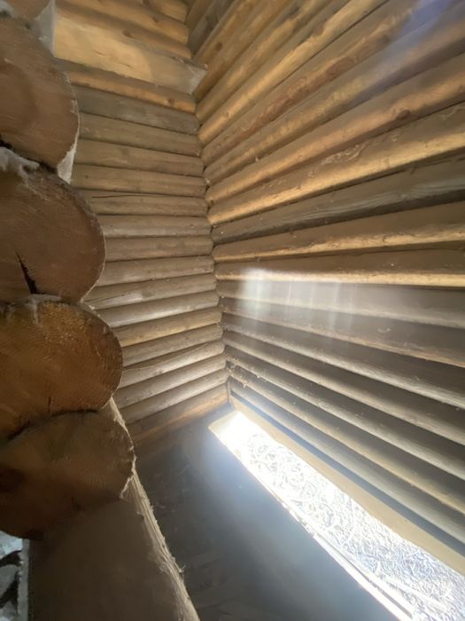 Деревяний будинок із оциліндрованого бруса.