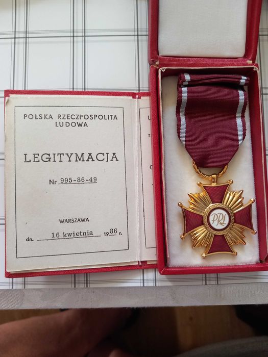 Złoty Kkrzyż Zasługi wraz z legitymacją.