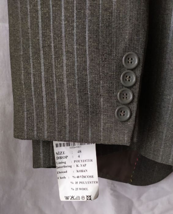 Продам НОВЫЙ мужской костюм-классика 48/4. Покупался в 2 раза дороже!