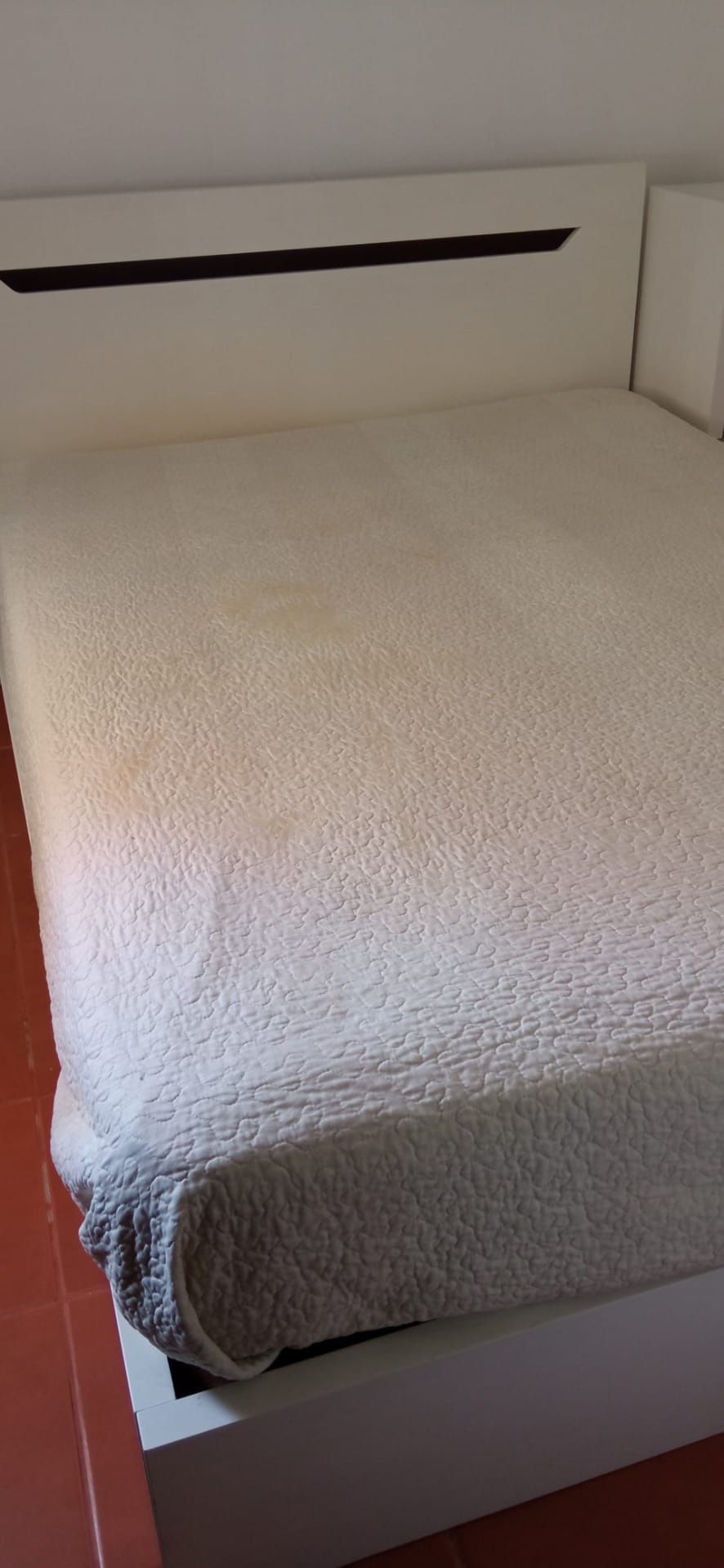 Cama de casal sommier com duas mensas de cabeceira