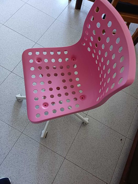 Vendo Cadeira Rosa IKEA Usada em Bom Estado