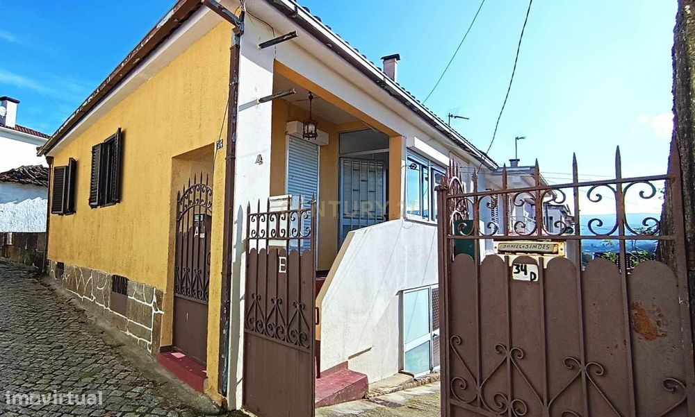Casa geminada de dois pisos com reabilitação parcial em Vidago / Chave