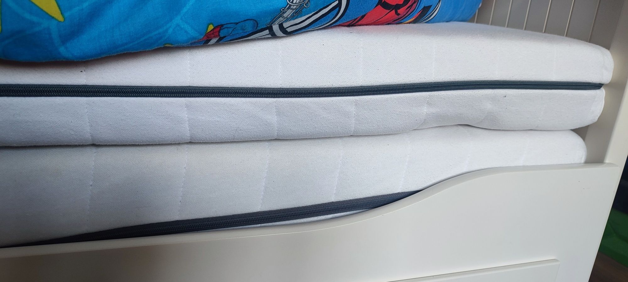 Łóżko Ikea Hemnes z materacami Ikea . Podwójne lub pojedyncze