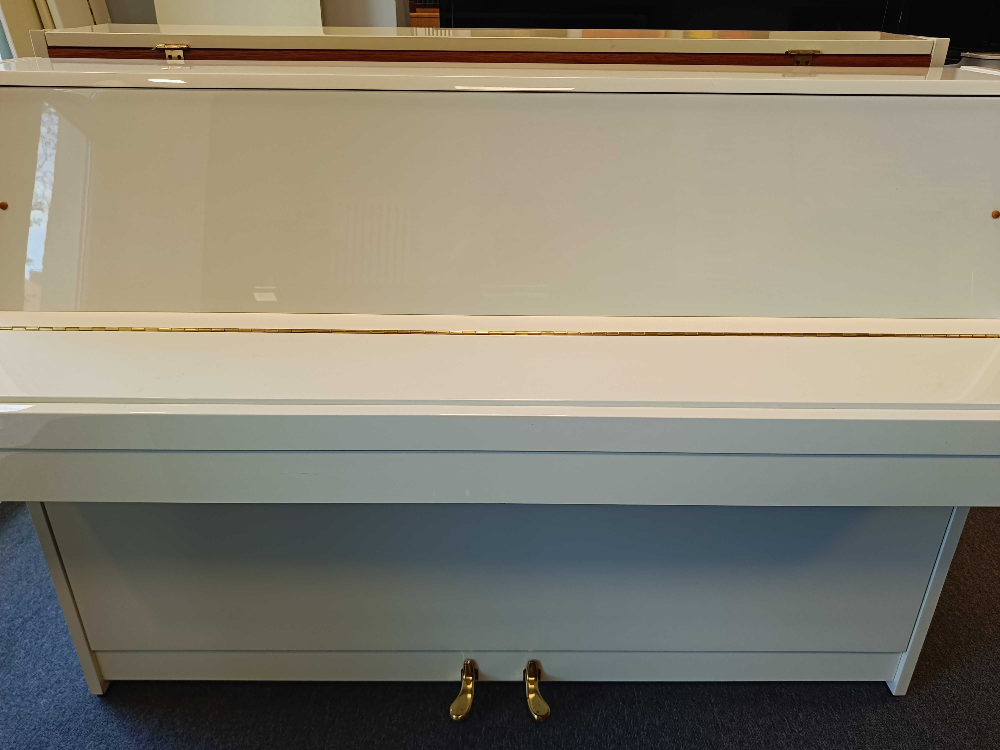 Białe pianino Kawai