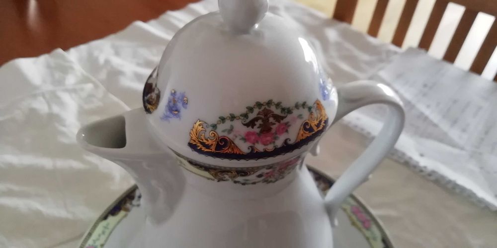 Jarro de água e prato em porcelana