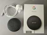 Dwa głośniki Google smart mini Nest i Home