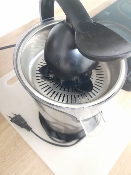 Espremedor elétrico de frutas cítricas Becken BCJ-416.
Potência: 85 W