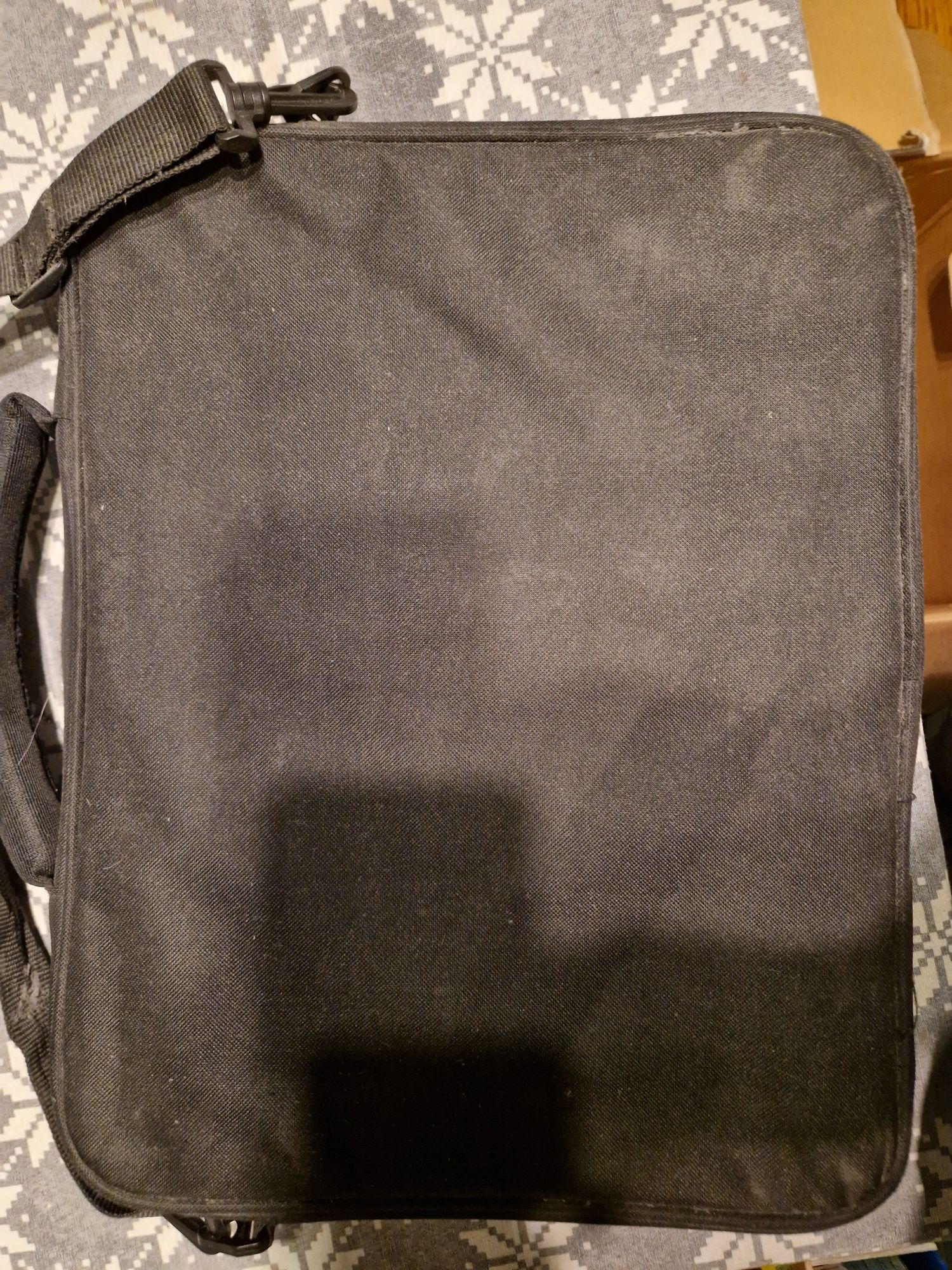 Czarna torba na ramię na laptopa ok 15 cali