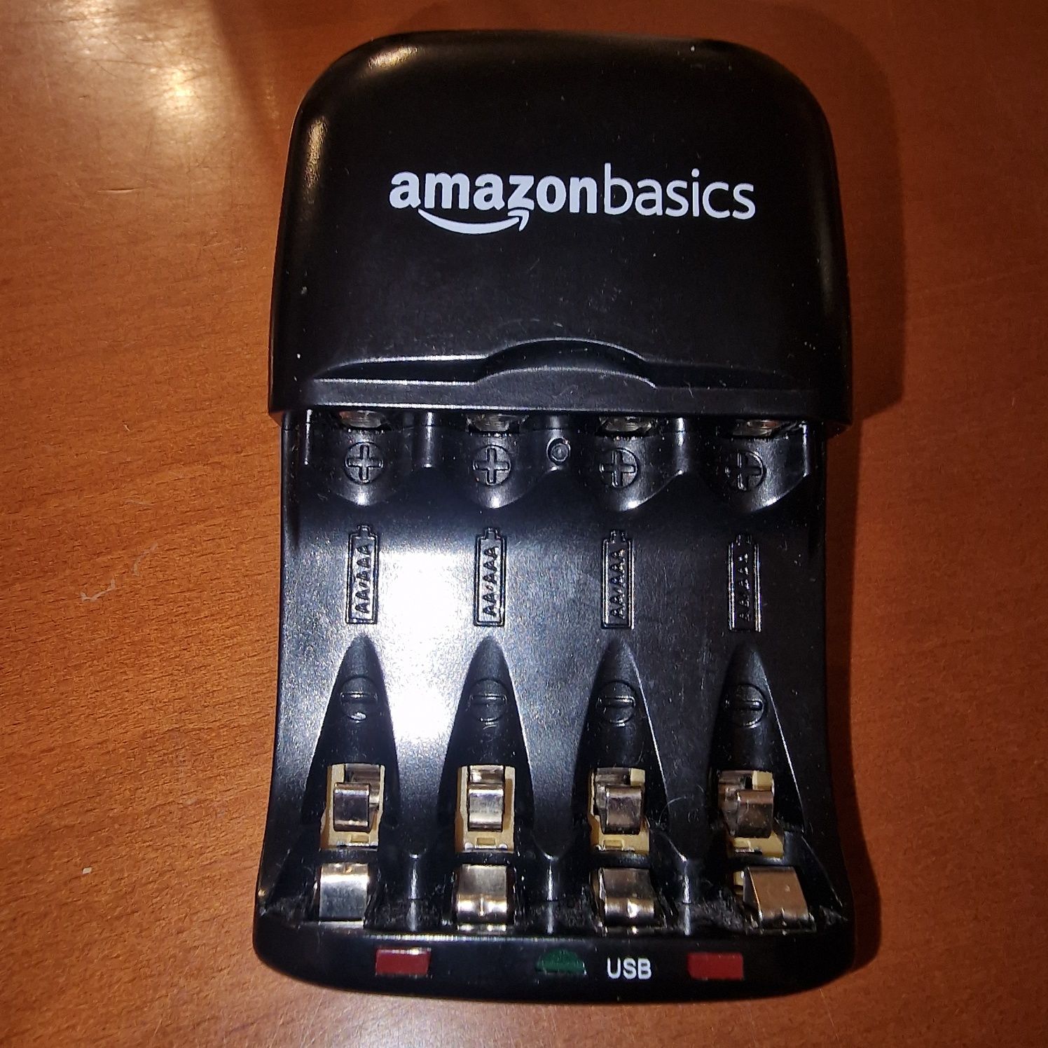 Ładowarka do baterii Amazon basics