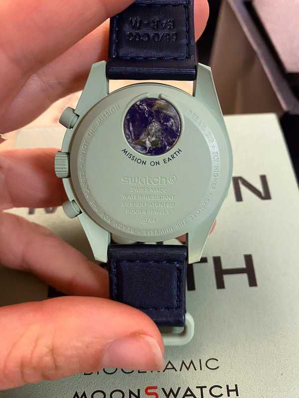 Omega x Swatch SO33G100 Ziemia: Wymagany Styl Kosmiczno-Ziemski·
