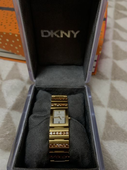 вінтажний годинник від dkny.