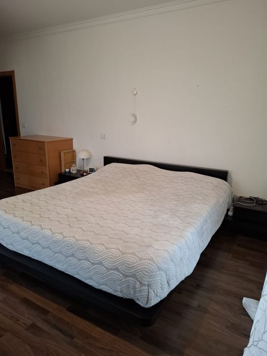 Cama + mesas de cabeceira + estrado