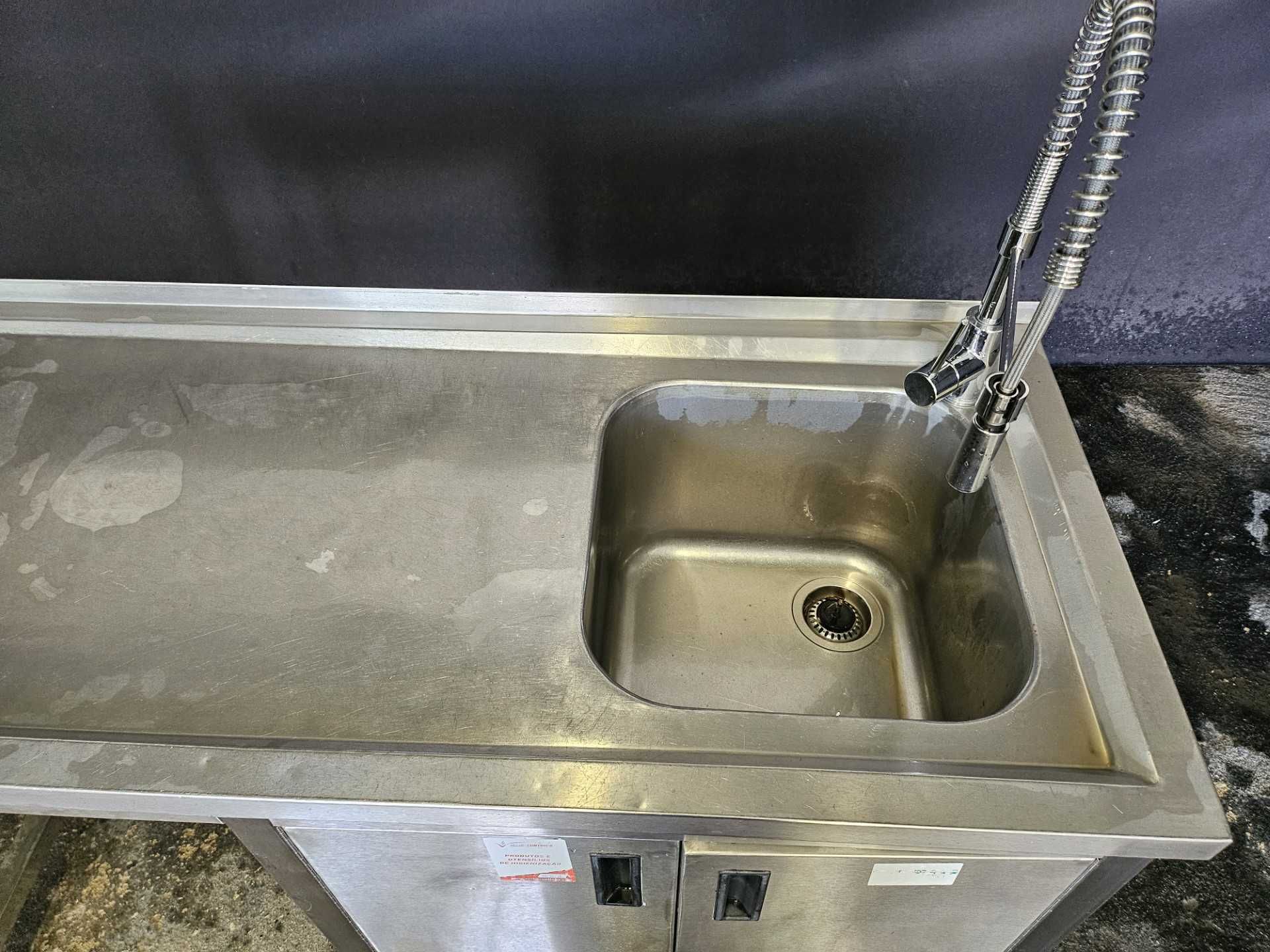 Bancada em inox com lava loiça