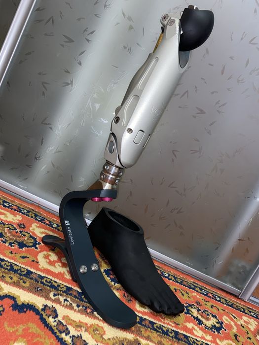 Продам протез ВЕСЬ,колінний суглоб VGK і стопу Levitate