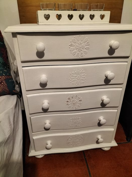 Mesa de cabeceira ou móvel de apoio