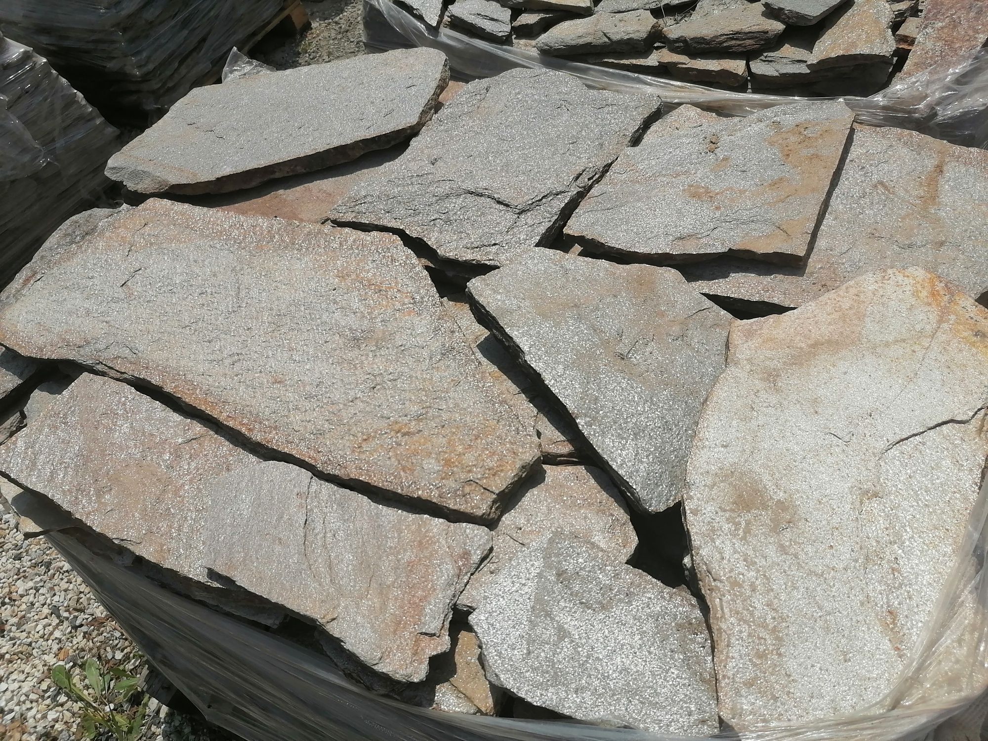Kamień naturalny elewacyjny twardy gnejs łupek nieregularny z dostawą