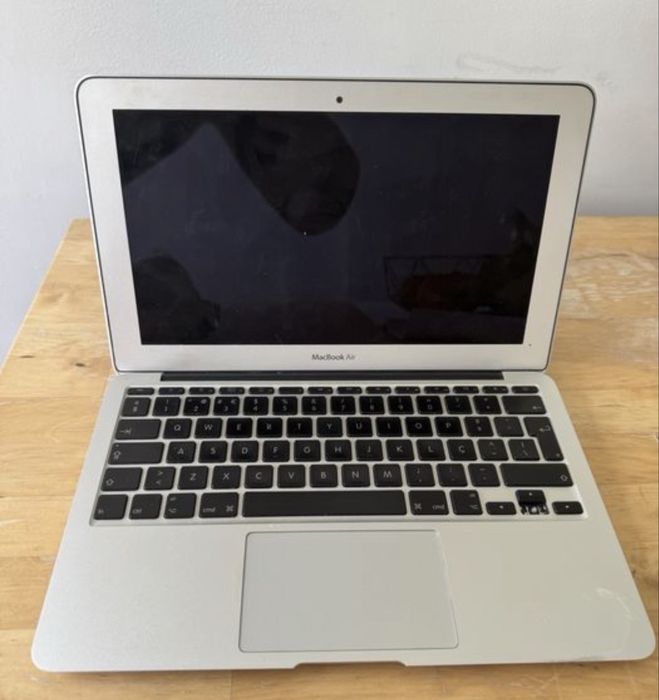 Vendo mac book air 11 para pecas, nao liga.