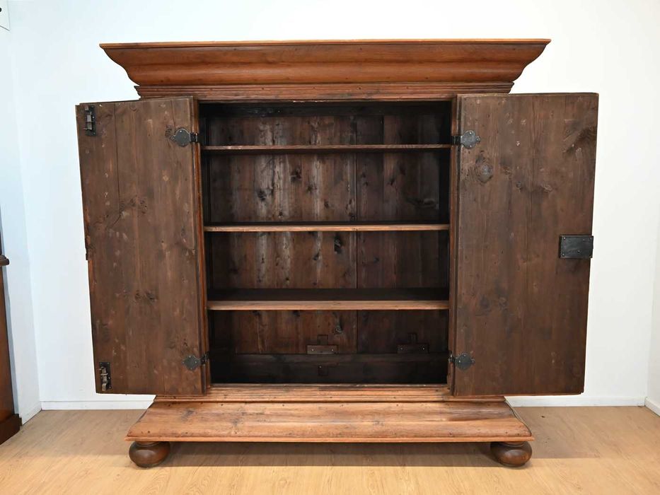 dwustuletnia okazała tradycyjna szafa kołkowana 082901