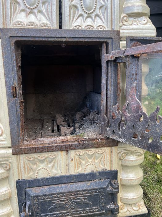 Piec kaflowy kolor kremowy(do remontu)